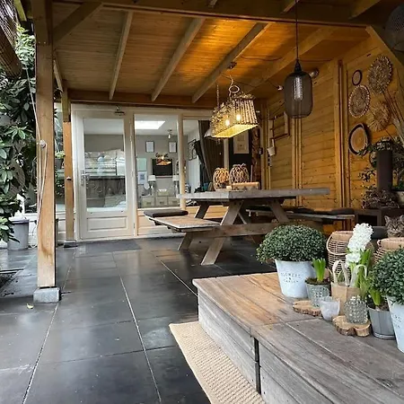 Gastenverblijf Met Een Grote Veranda En Jacuzzi