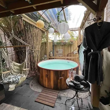 Gastenverblijf Met Een Grote Veranda En Jacuzzi