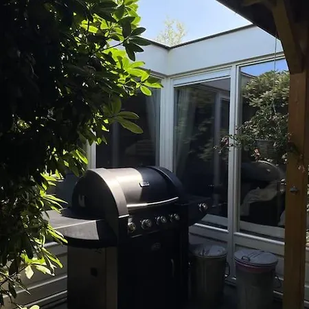 Gastenverblijf Met Een Grote Veranda En Jacuzzi